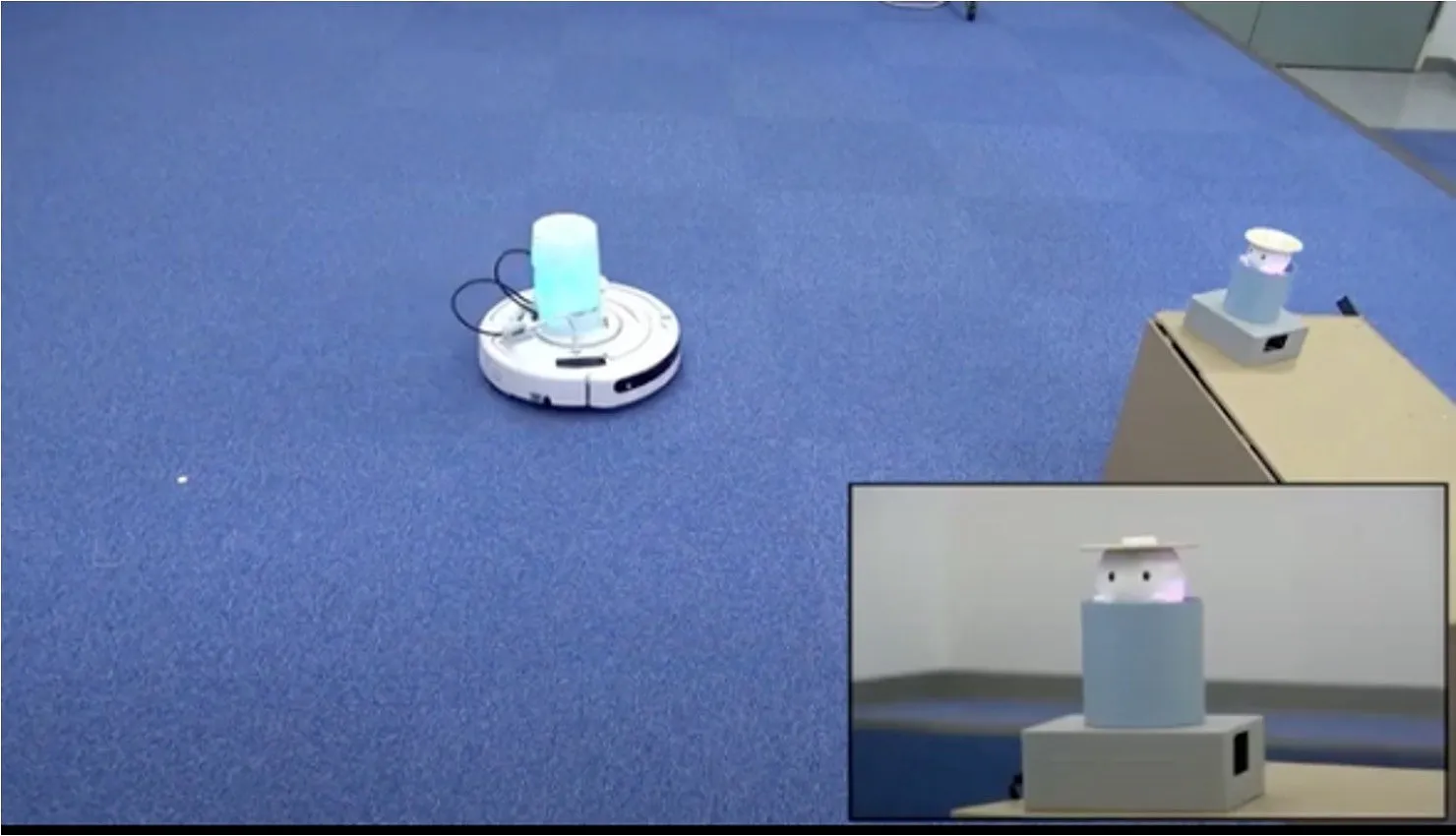 卓上型ロボットとカート型ロボット
