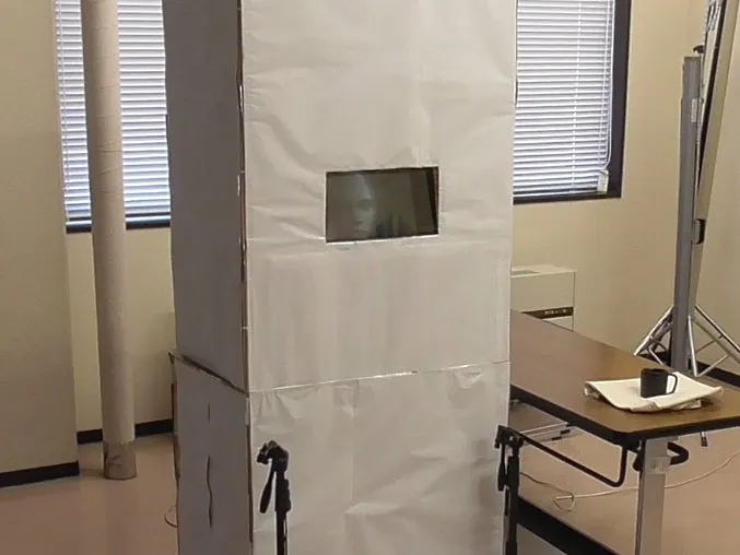 仕切りの中に裸眼立体視ディスプレイを設置した実験ブース