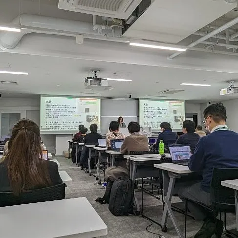 口頭発表をするB4畠山さん