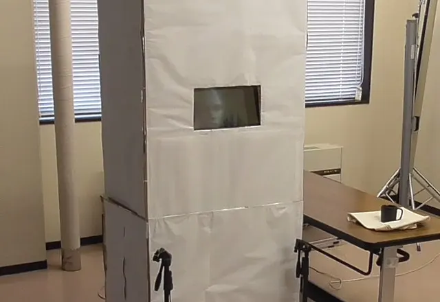 白い仕切りに埋め込まれたディスプレイと机