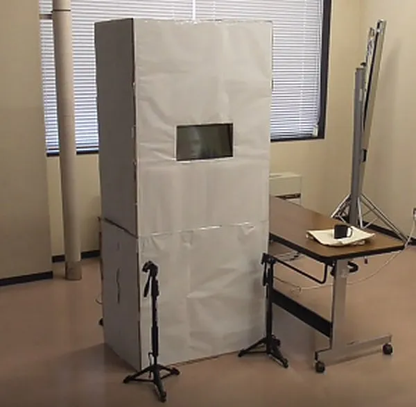仕切りの中にバーチャルロボットヘッドを表示したディスプレイ